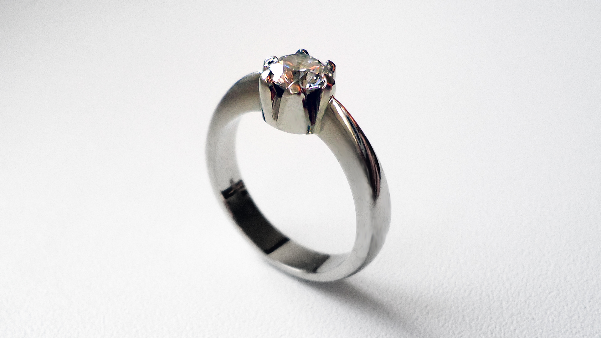 Zásnubní prsten s diamantem 0,6 ct
