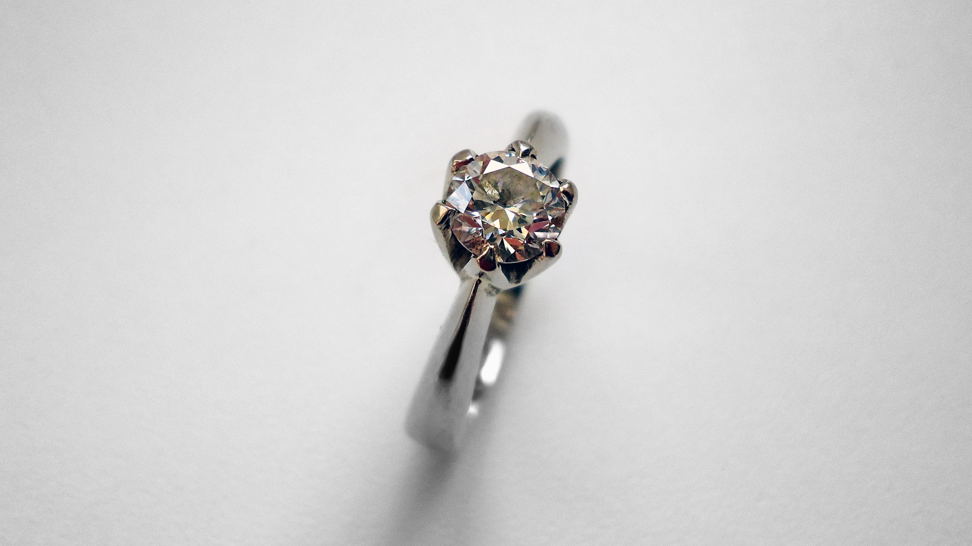 Zásnubní prstenu s diamantem (briliantem) 0,6 karátu